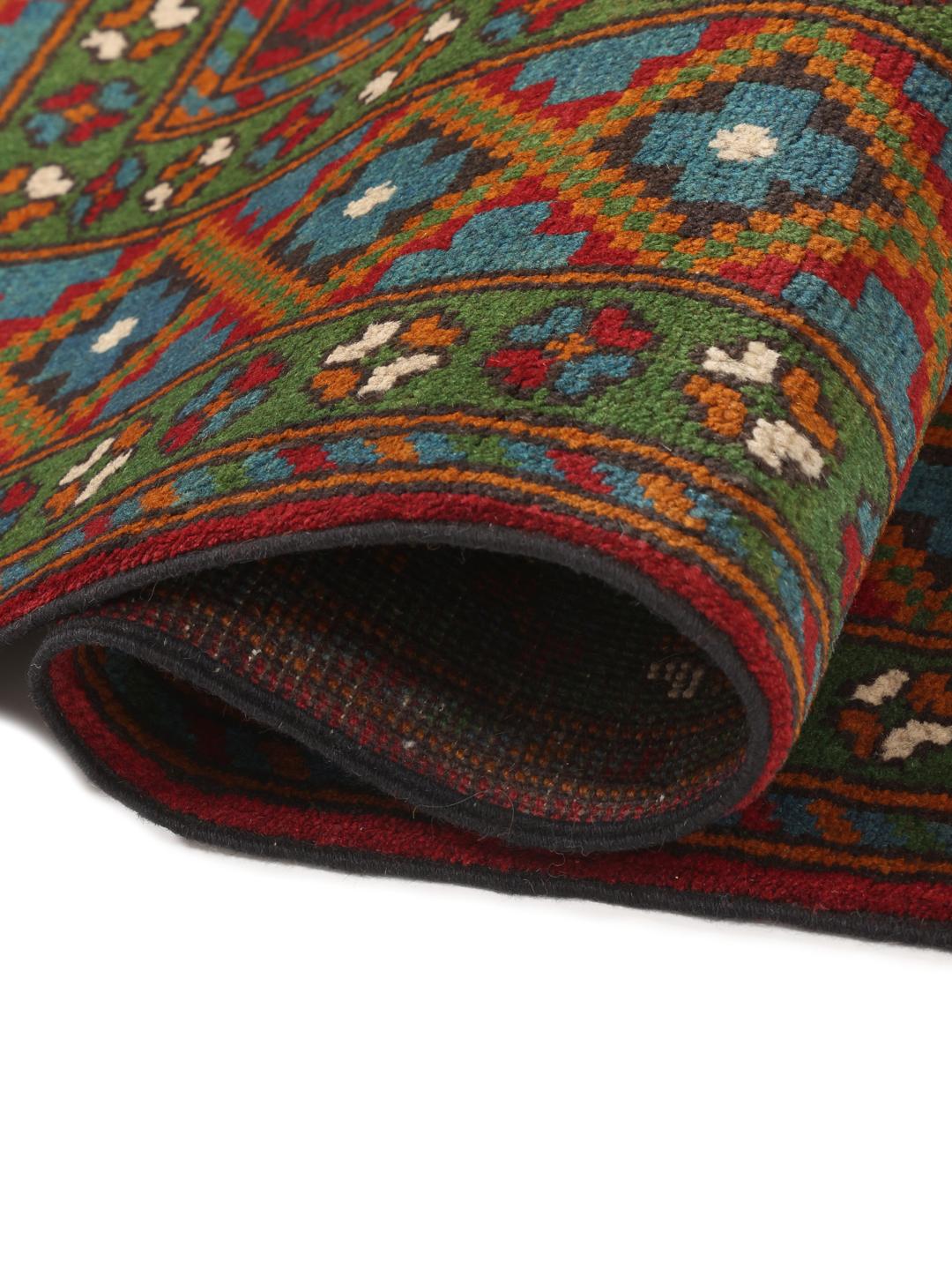 Tapis Afghan Akhche noué à la main avec un champ rouge et des motifs géométriques