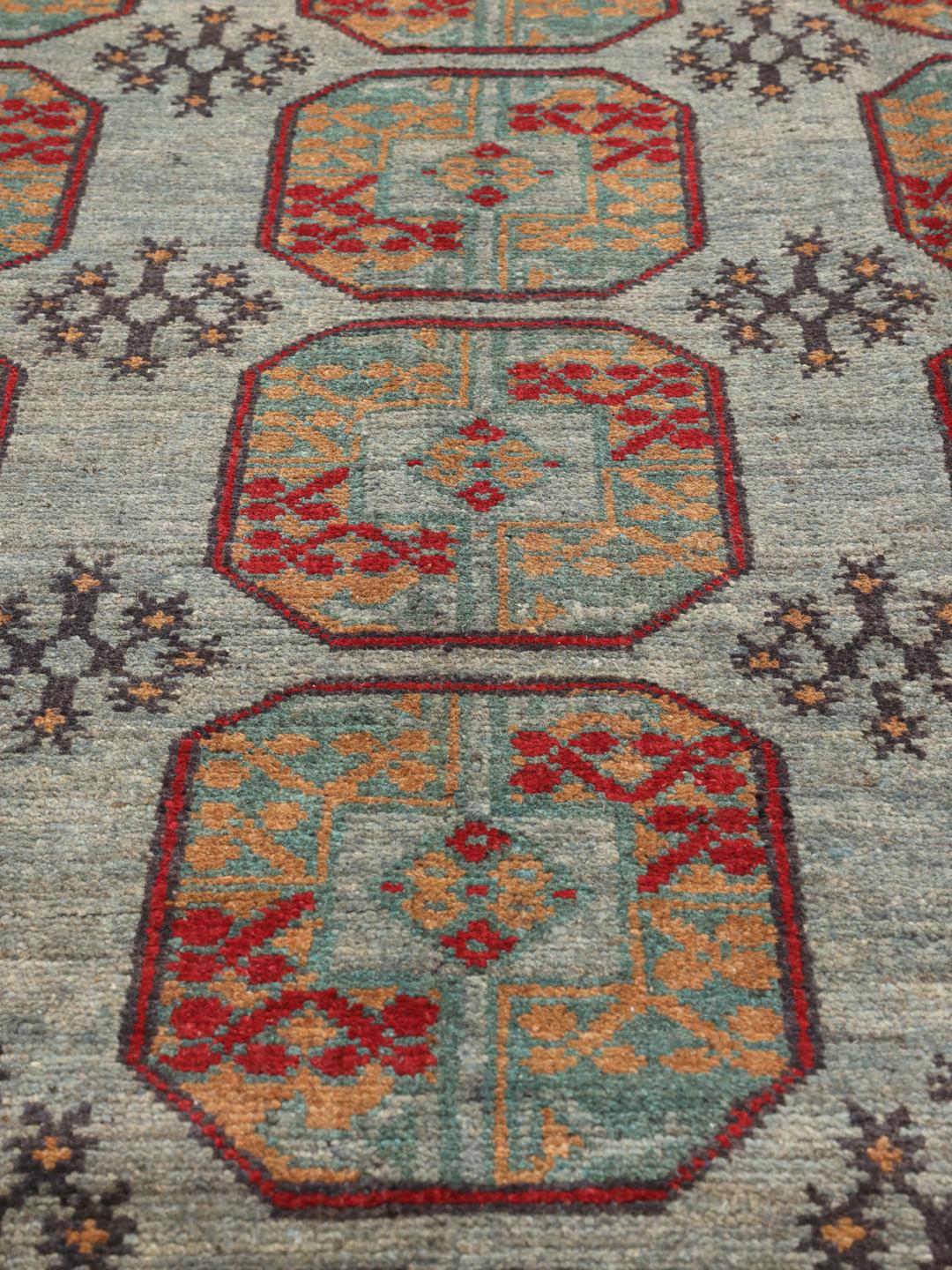 Tapis Afghan Akhche noué à la main en gris avec des motifs géométriques traditionnels
