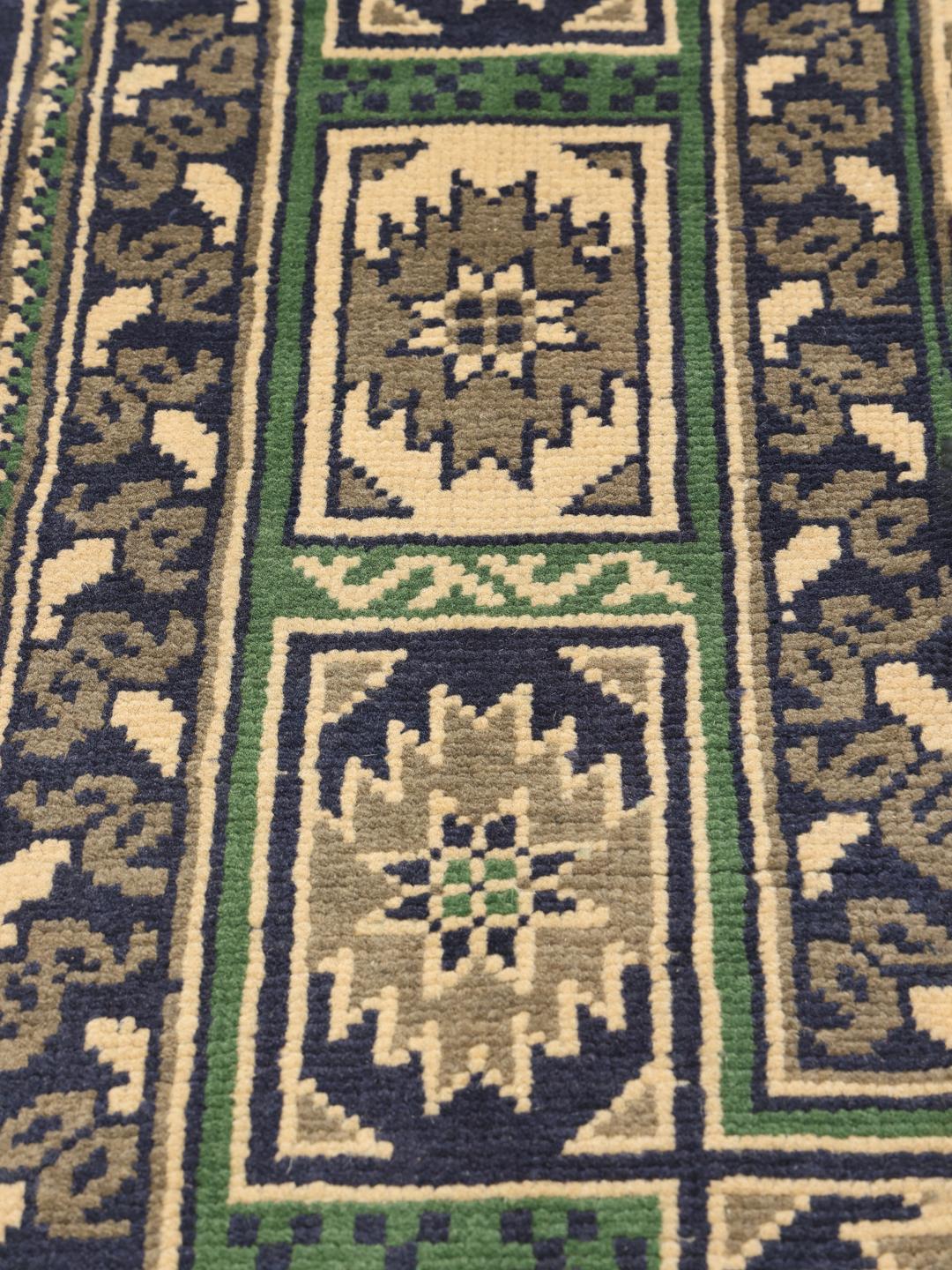 Met de hand geknoopt Afghan tapijt met een donkerblauw veld en geometrische patronen