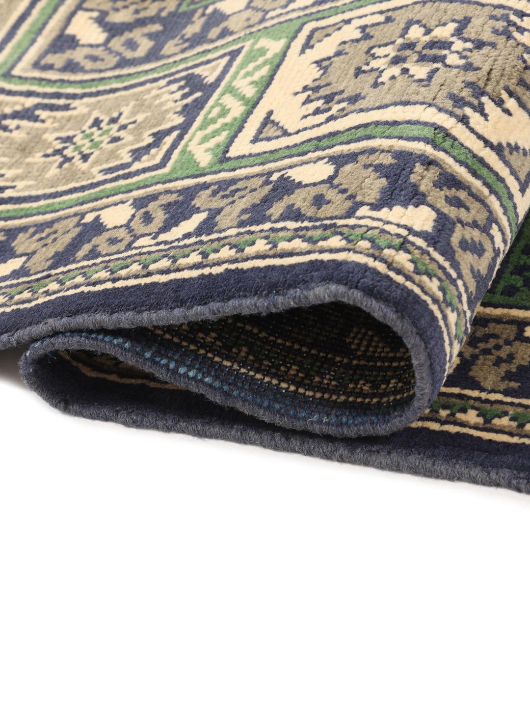 Met de hand geknoopt Afghan tapijt met een donkerblauw veld en geometrische patronen