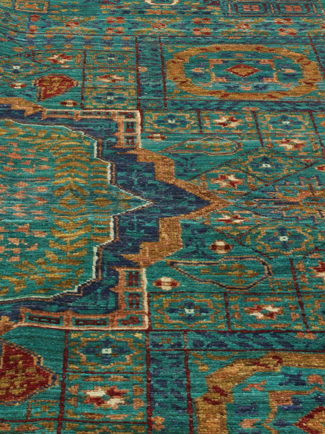 Un covor Mamluk înnodat manual din Afganistan, prezentând un câmp vibrant de culoare teal cu medalioane geometrice.