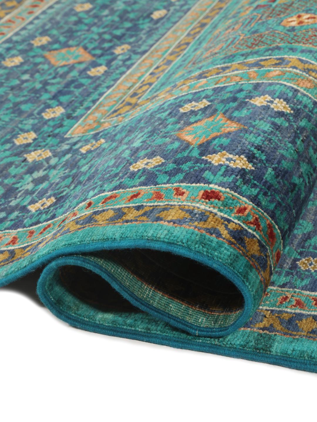 Un covor Mamluk înnodat manual din Afganistan, prezentând un câmp vibrant de culoare teal cu medalioane geometrice.