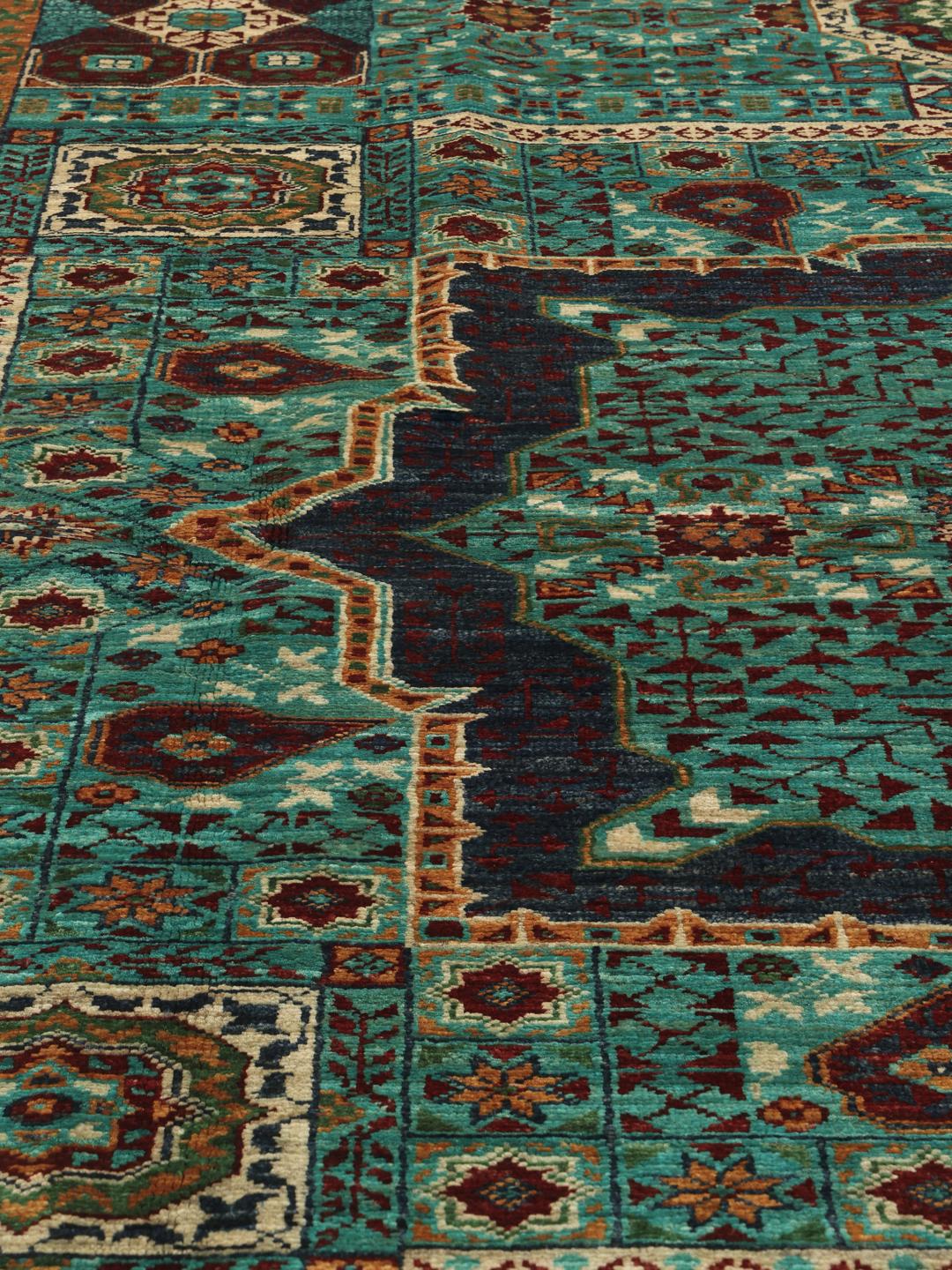 Handgeknoopt Mamluk-tapijt uit Afghanistan met een groenblauw veld en ingewikkelde geometrische patronen.