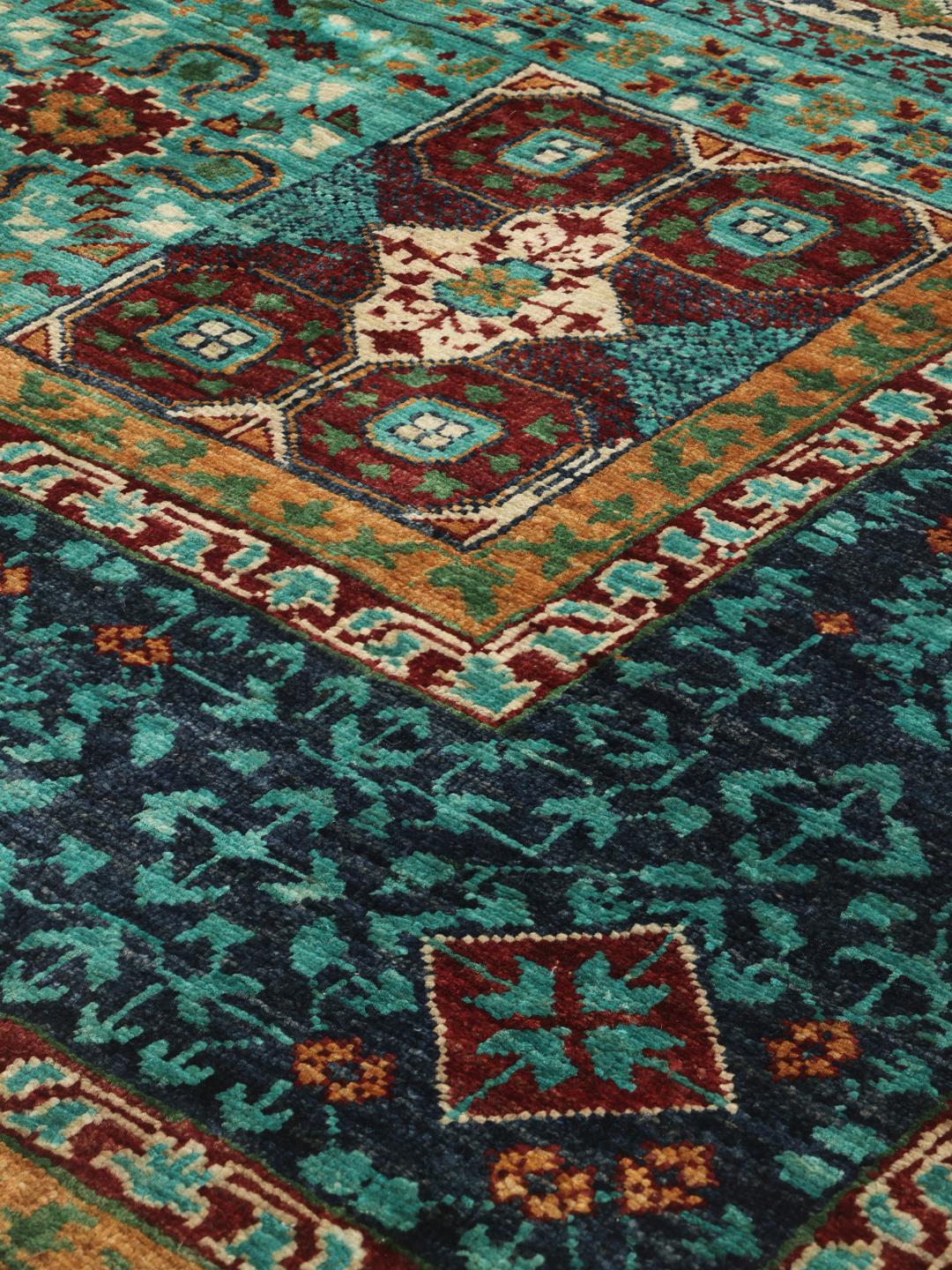 Handgeknoopt Mamluk-tapijt uit Afghanistan met een groenblauw veld en ingewikkelde geometrische patronen.