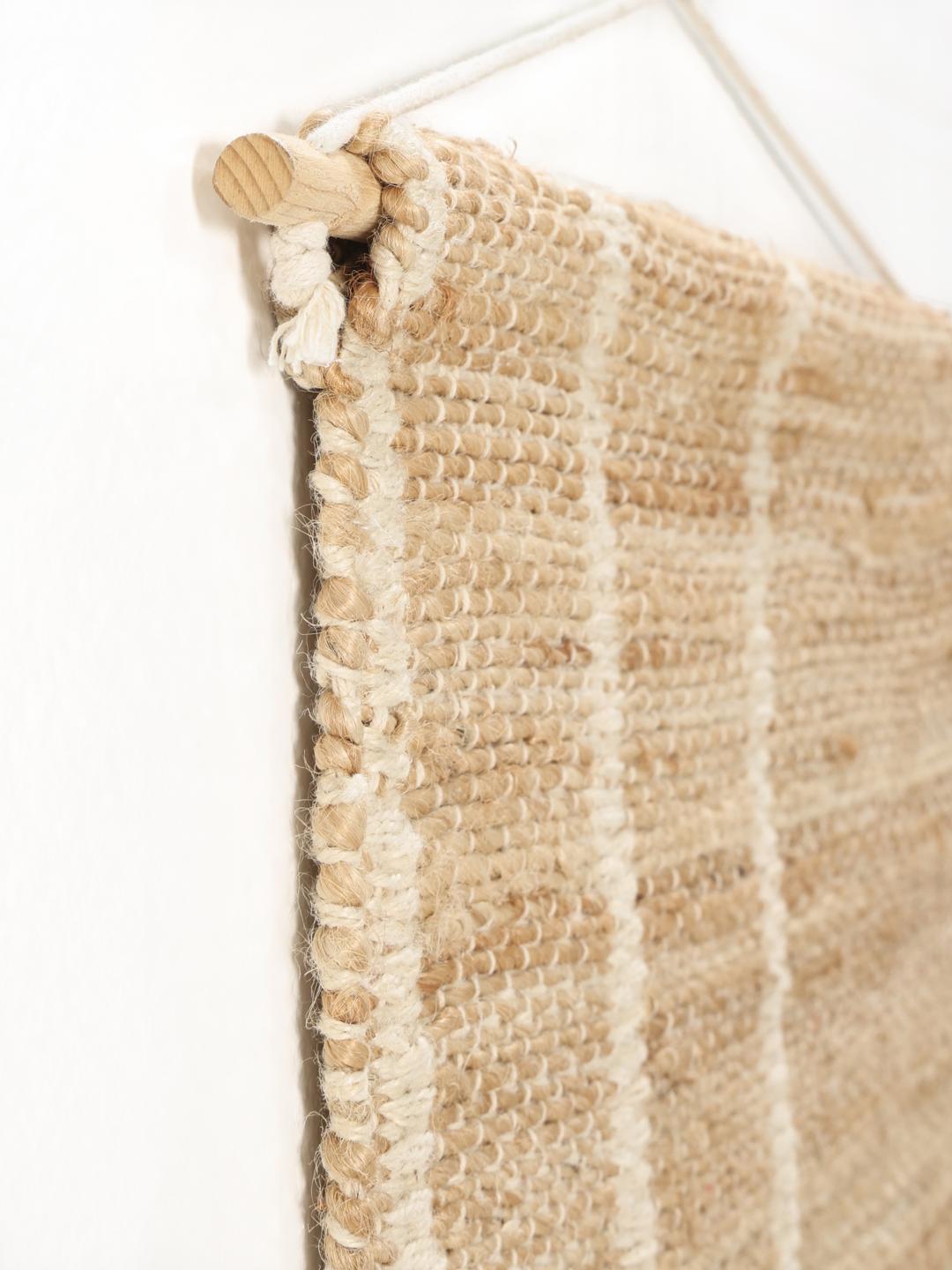 Handgeweven wanddecoratie in beige en wit met organische golfpatronen