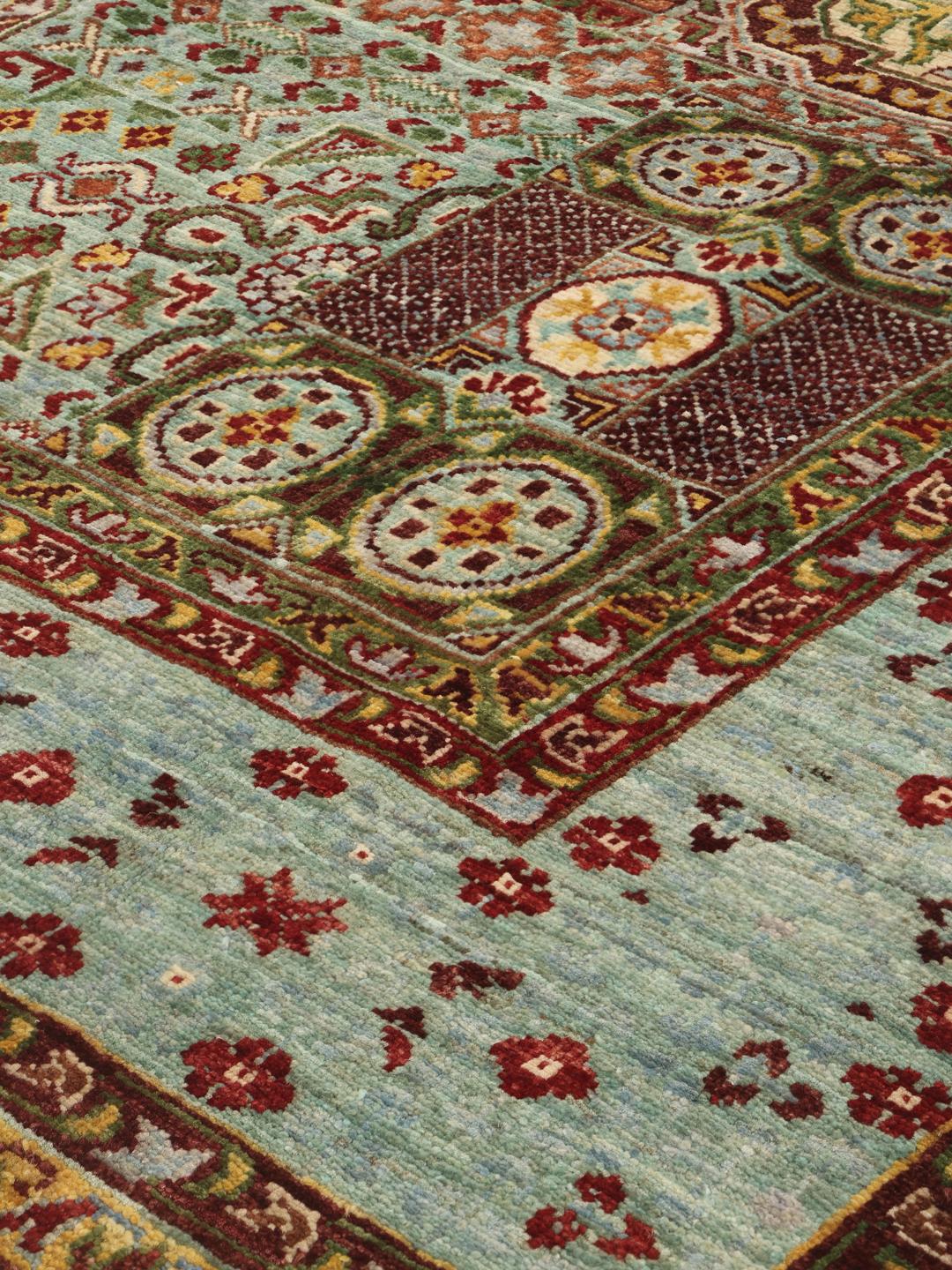 Handgeknoopt Afghaans Mamluk-tapijt met een geometrisch medaillonpatroon in lichtblauwe en warme aardetinten.