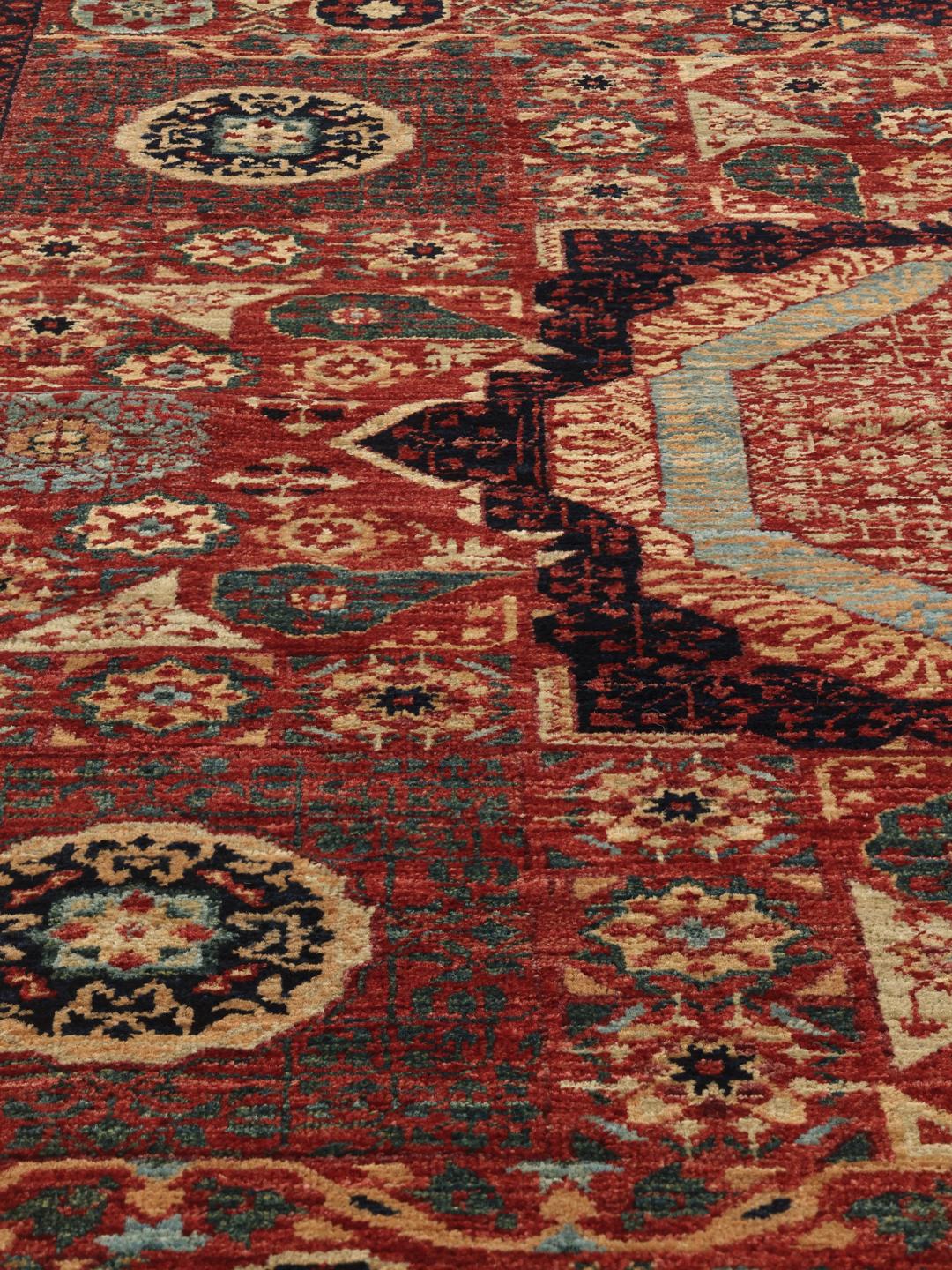 Et håndknyttet afghansk Mamluk-tæppe med et dybrødt og beige geometrisk mønster.