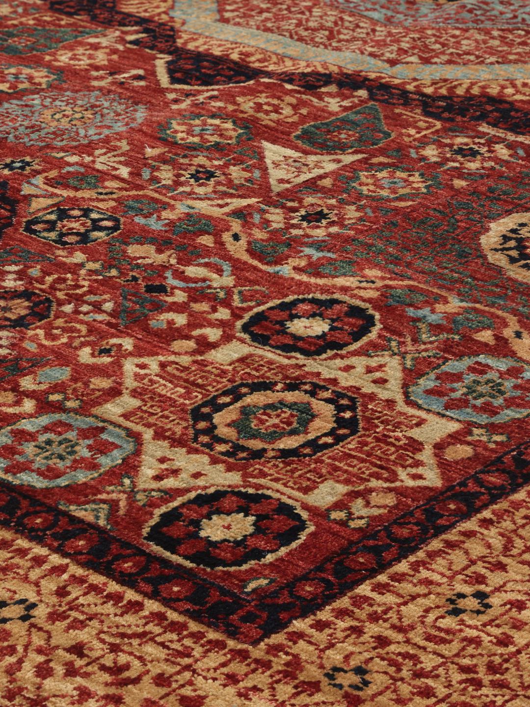 Et håndknyttet afghansk Mamluk-tæppe med et dybrødt og beige geometrisk mønster.