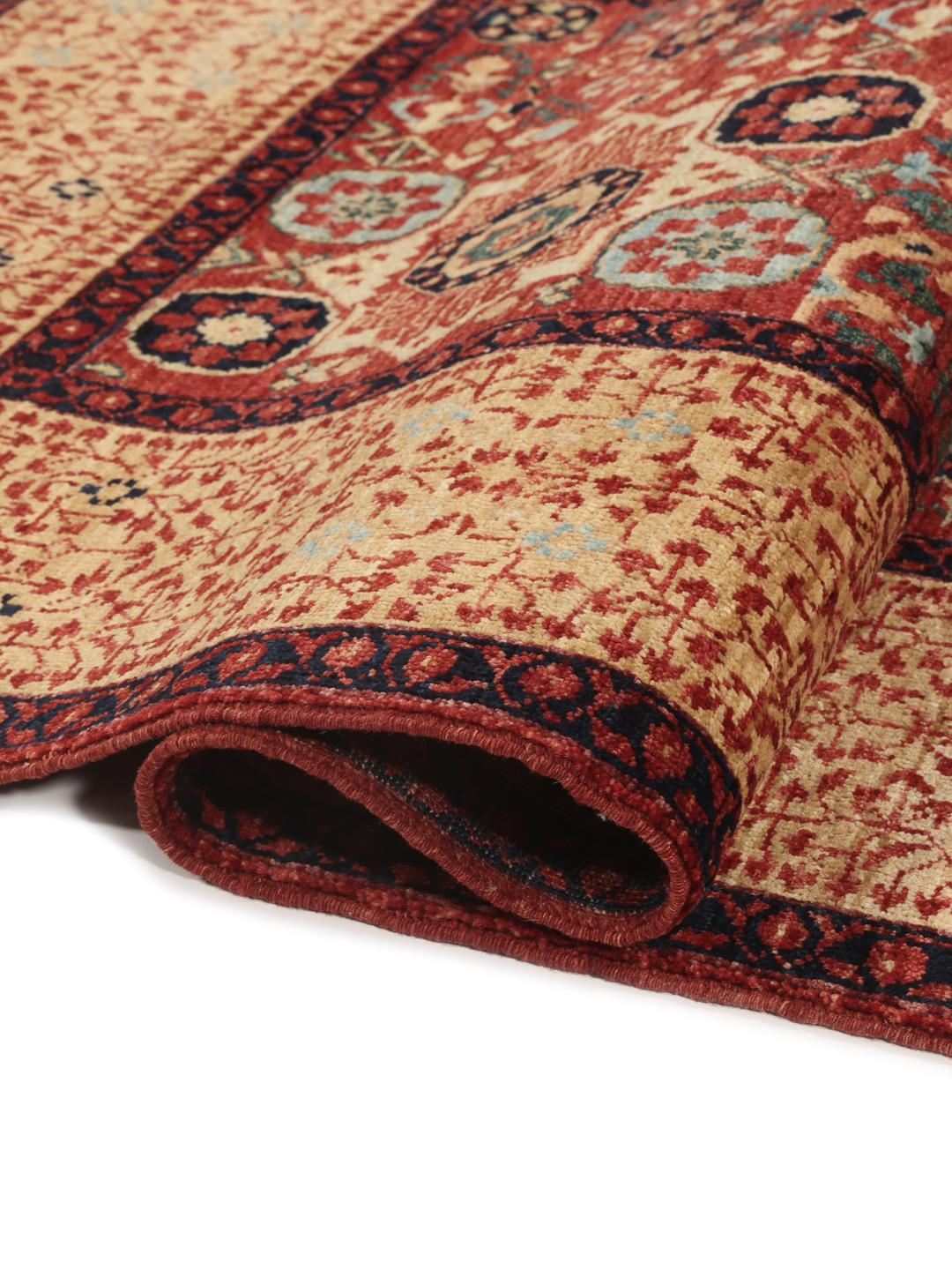 Et håndknyttet afghansk Mamluk-tæppe med et dybrødt og beige geometrisk mønster.