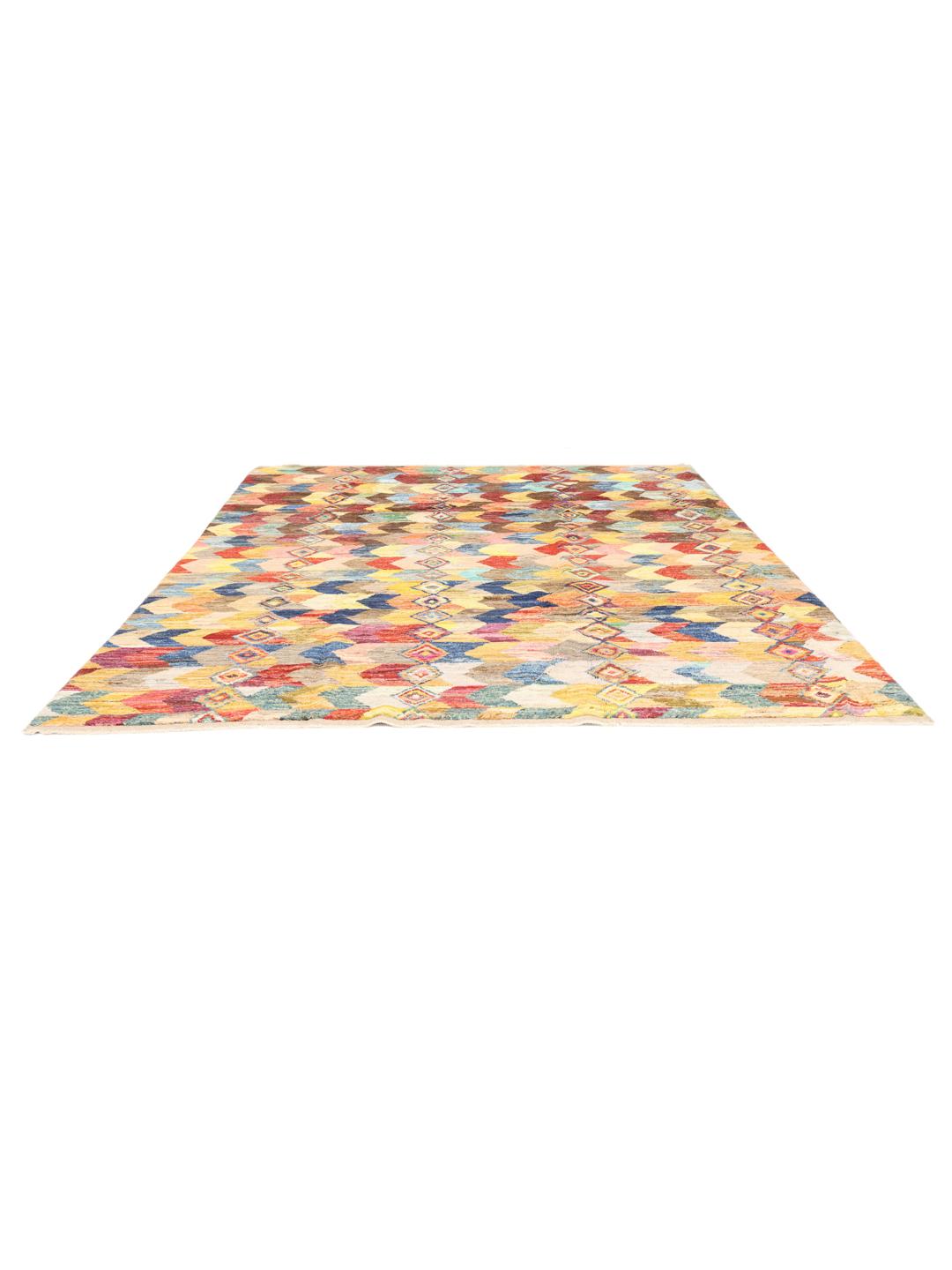 Een groot, rechthoekig, handgeknoopt Afghaans Berber-kleed met een levendig, veelkleurig chevron- en ruitpatroon.