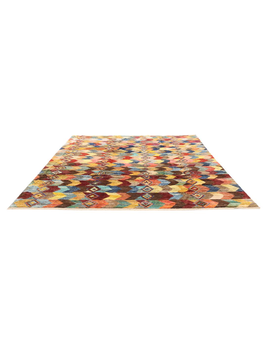 Een groot, rechthoekig, handgeknoopt Afghaans Berber-kleed met een levendig, veelkleurig chevron- en ruitpatroon.