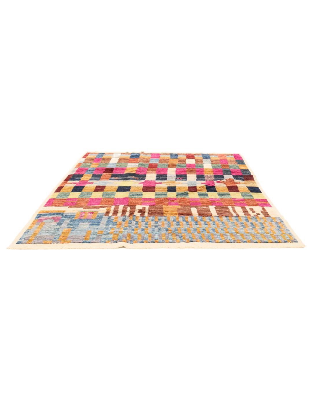 Een levendig, handgeknoopt Berber-tapijt uit Afghanistan met een veelkleurig ruitpatroon.