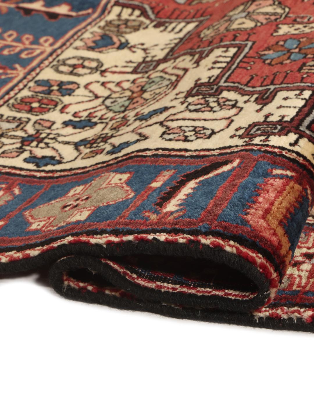 Et håndknyttet Nahavand-tæppe fra Mellemøsten i dybe røde og blå toner