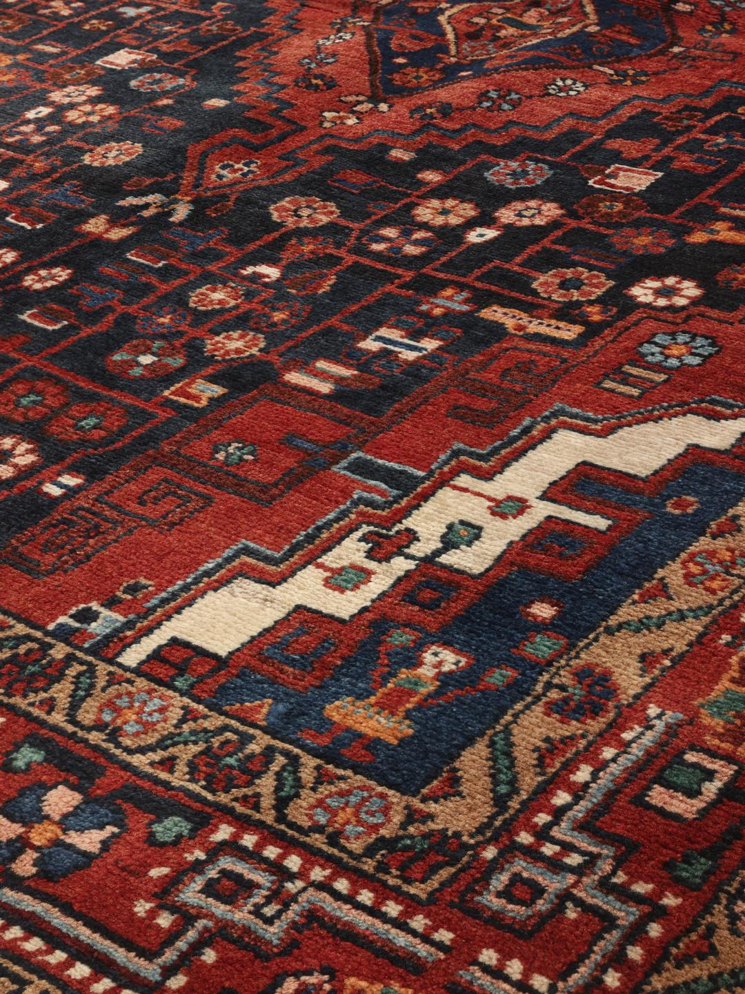 Handgeknoopt Nahavand-tapijt uit het Midden-Oosten in donkerrood en blauw