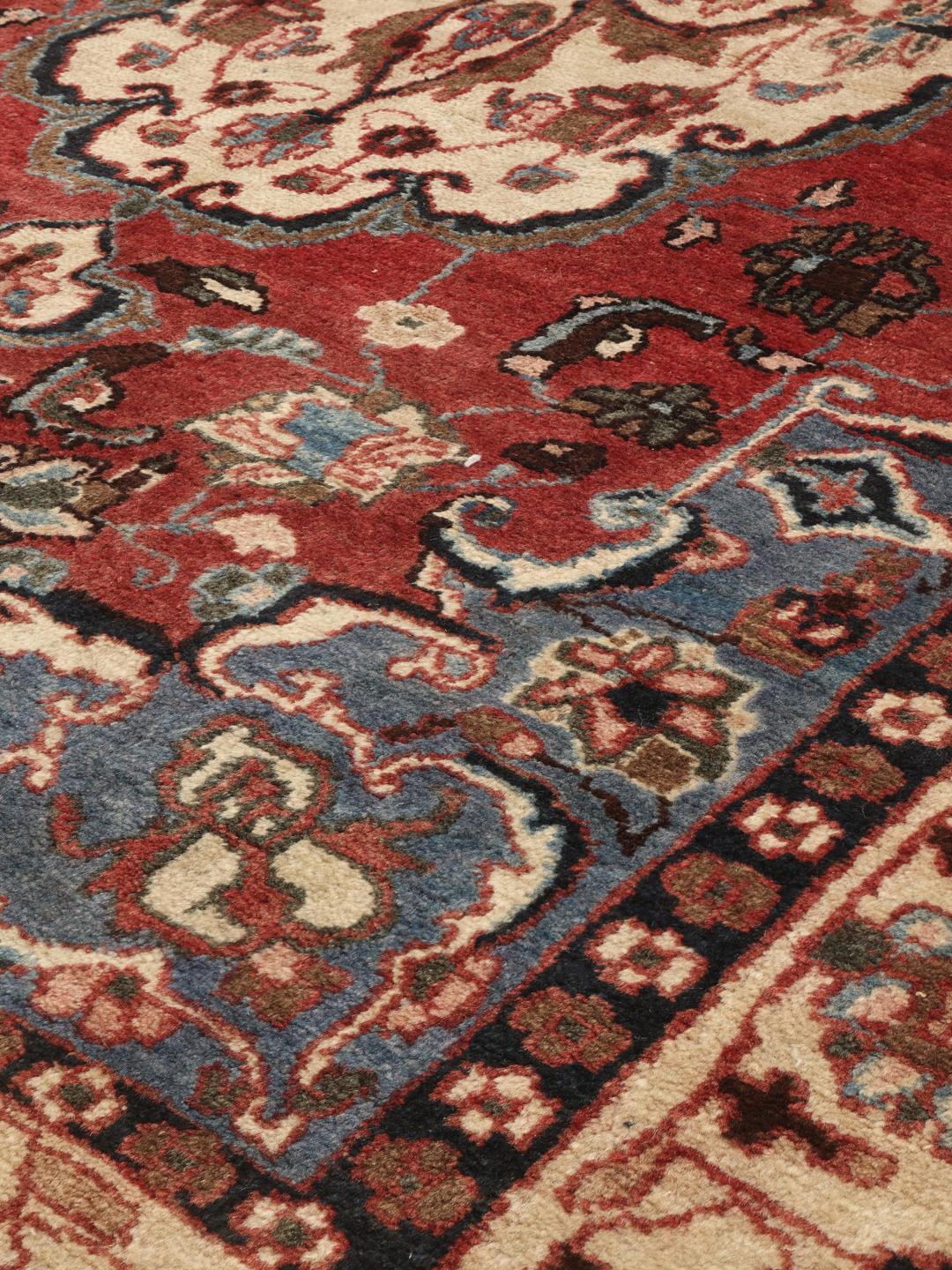 Handgeknoopt rood en blauw Mahal wollen tapijt uit het Midden-Oosten.