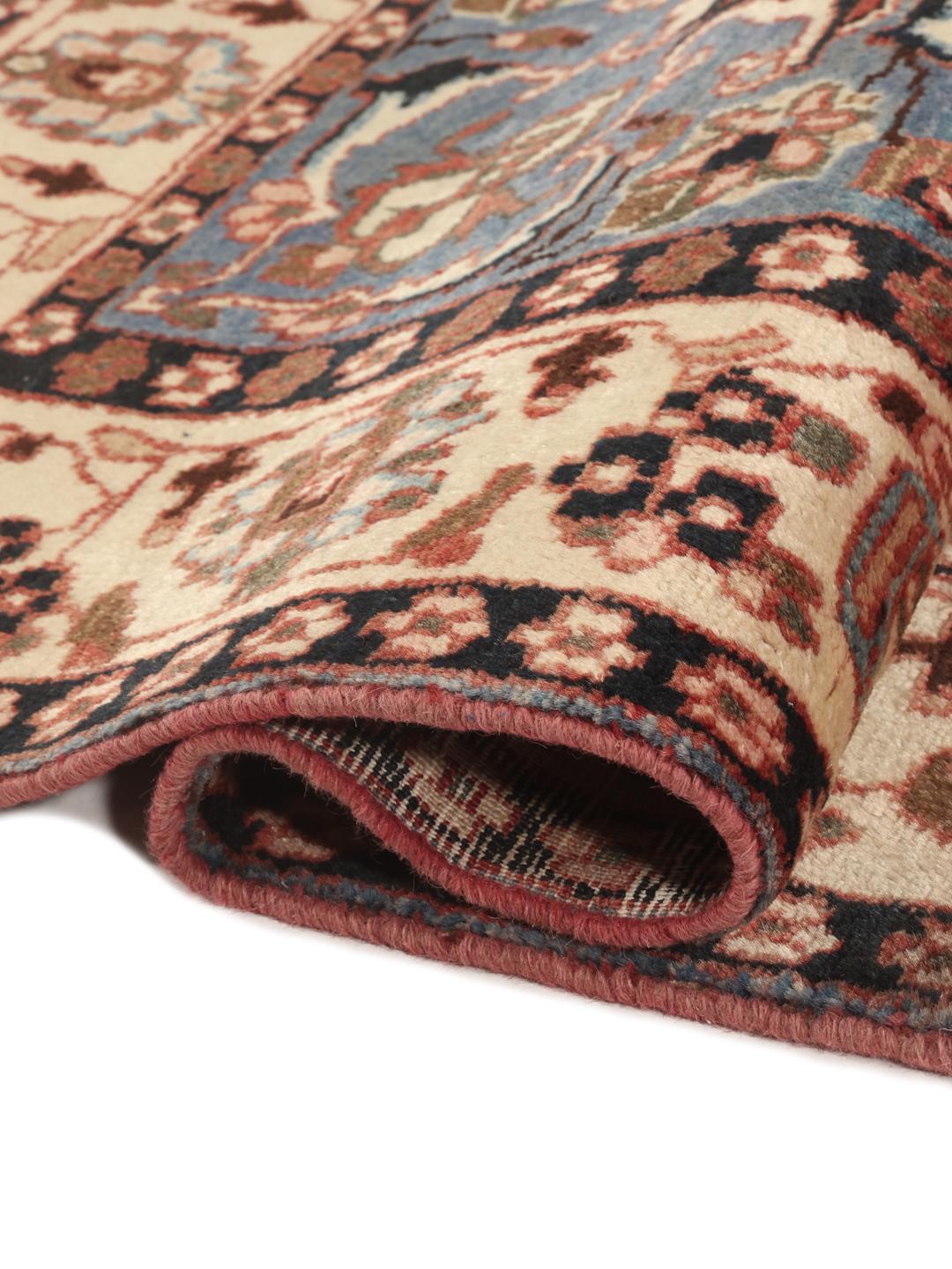Handgeknoopt rood en blauw Mahal wollen tapijt uit het Midden-Oosten.