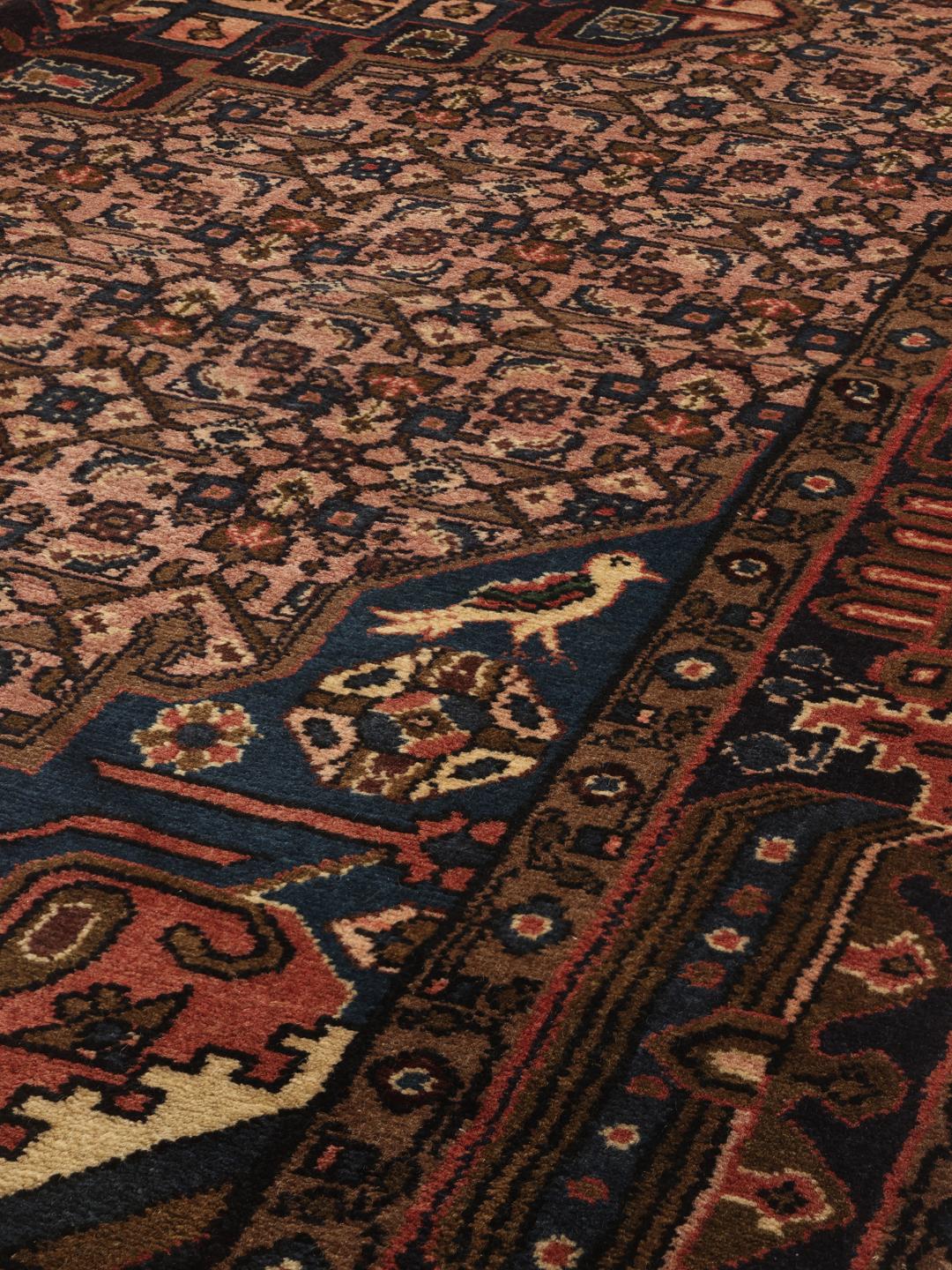 Een handgeknoopt Koliai-tapijt uit het Midden-Oosten met een veelkleurig geometrisch ontwerp.