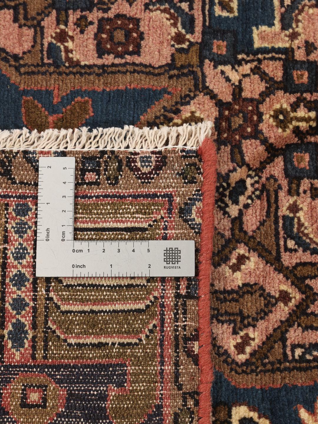 Een handgeknoopt Koliai-tapijt uit het Midden-Oosten met een veelkleurig geometrisch ontwerp.