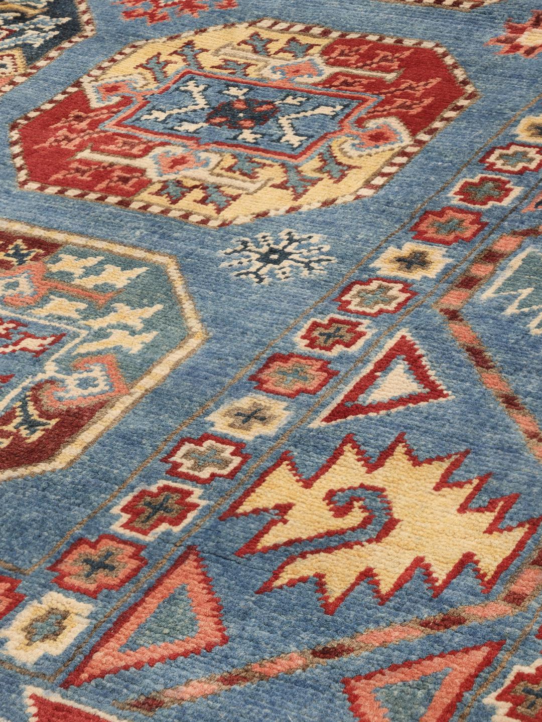 Handgeknoopt Afghaans Kazak-tapijt met geometrische motieven op een blauwe achtergrond