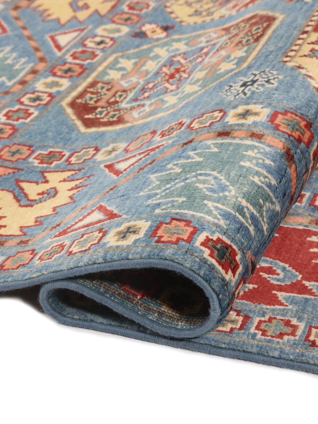 Handgeknoopt Afghaans Kazak-tapijt met geometrische motieven op een blauwe achtergrond