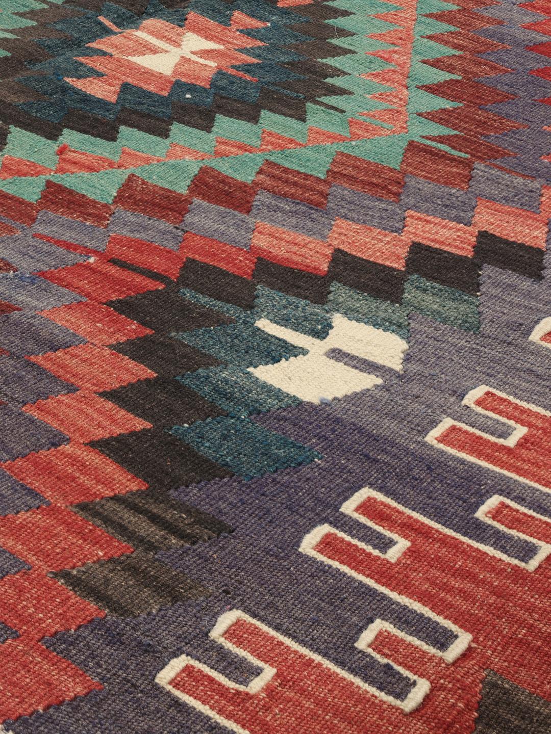 Ręcznie tkany zabytkowy dywan kilim z Turcji w czerwono-turkusowe geometryczne wzory