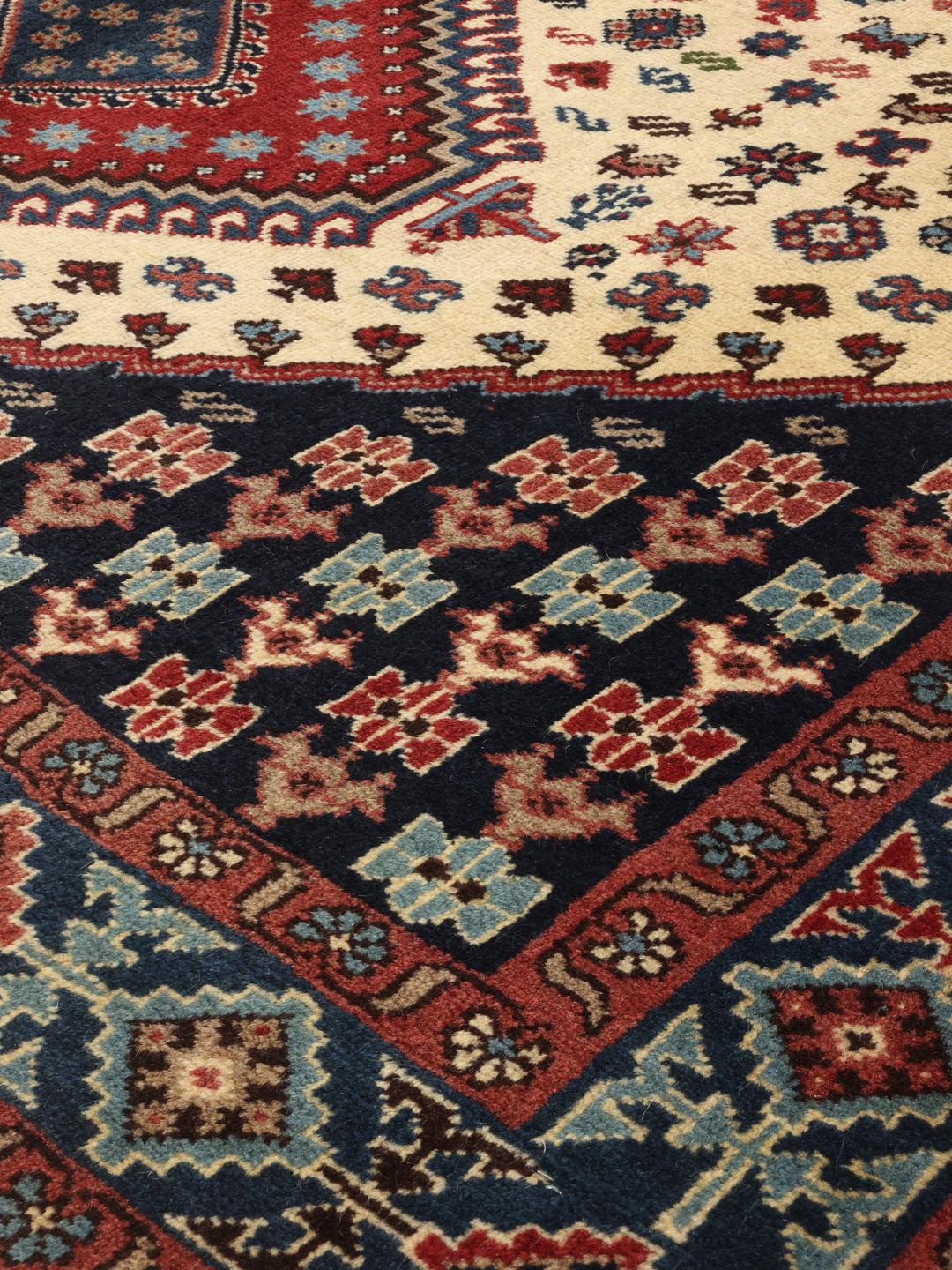 Handgeknoopt Yalameh-tapijt uit het Midden-Oosten met een meerkleurig geometrisch patroon