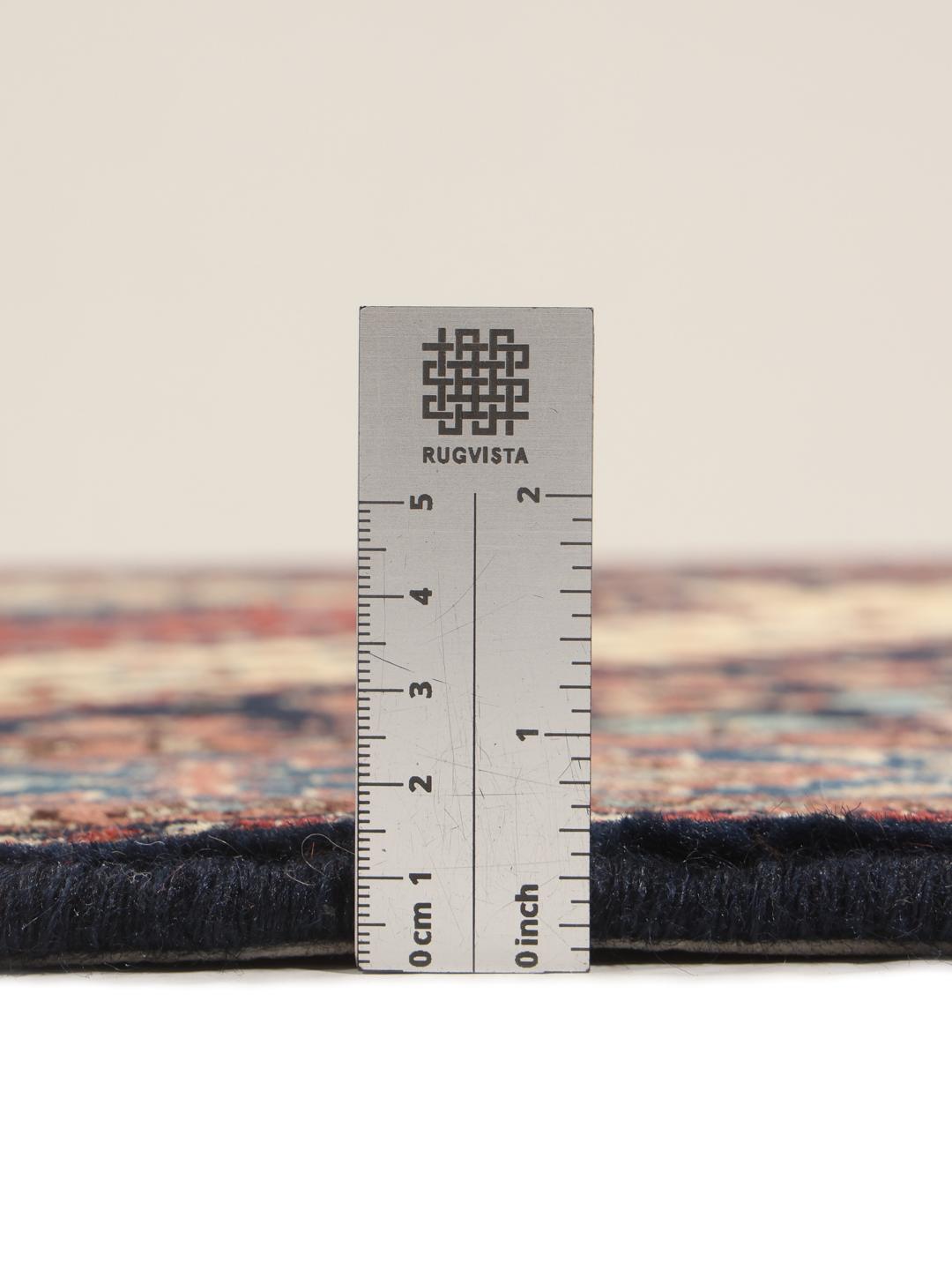 Handgeknoopt Yalameh-tapijt uit het Midden-Oosten met een meerkleurig geometrisch patroon