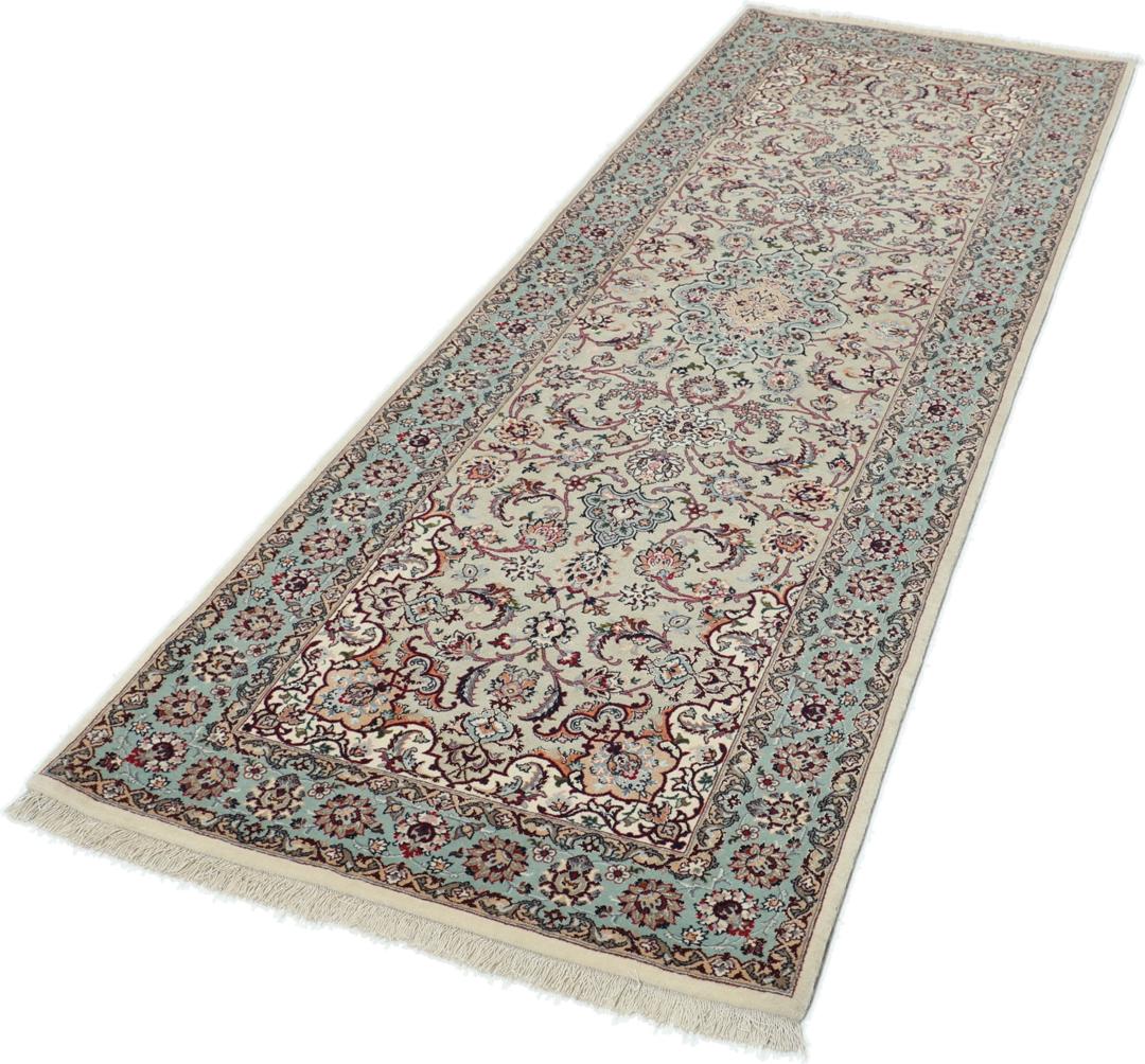 Met de hand geknoopte Isfahan loper met verfijnde bloempatronen in lichtblauw en beige