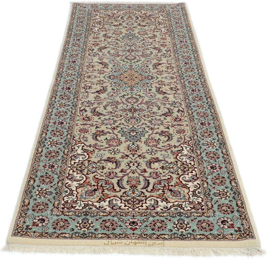 Met de hand geknoopte Isfahan loper met verfijnde bloempatronen in lichtblauw en beige
