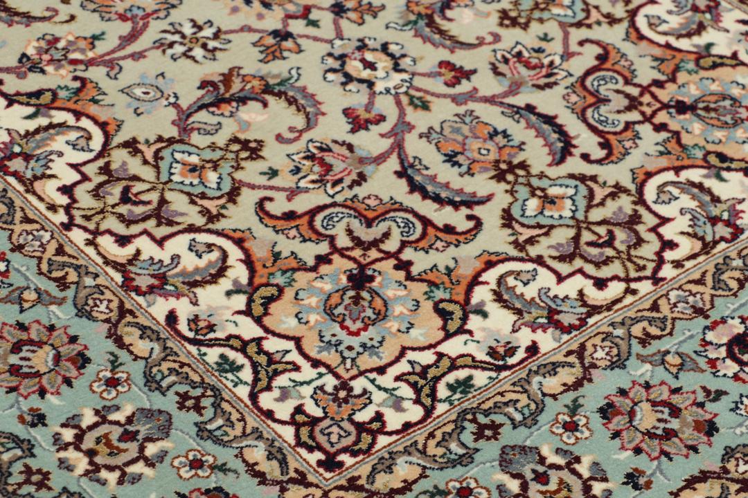 Met de hand geknoopte Isfahan loper met verfijnde bloempatronen in lichtblauw en beige