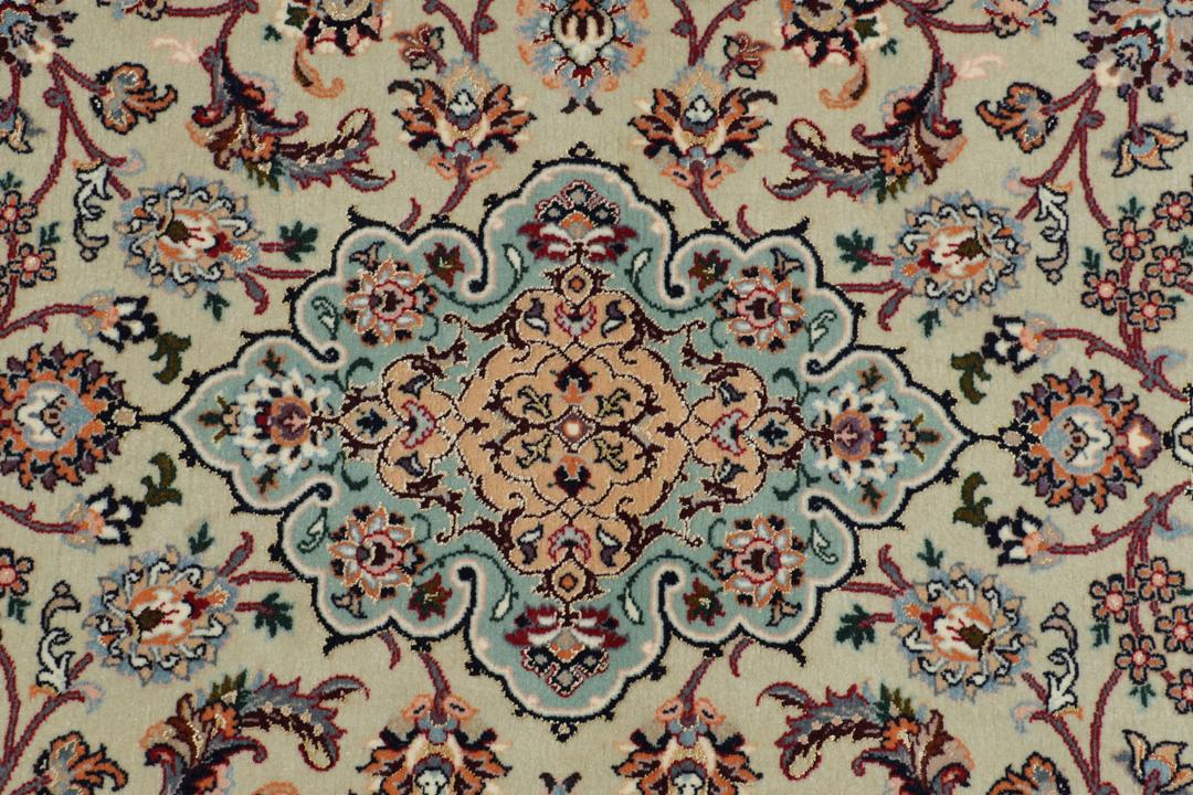 Met de hand geknoopte Isfahan loper met verfijnde bloempatronen in lichtblauw en beige