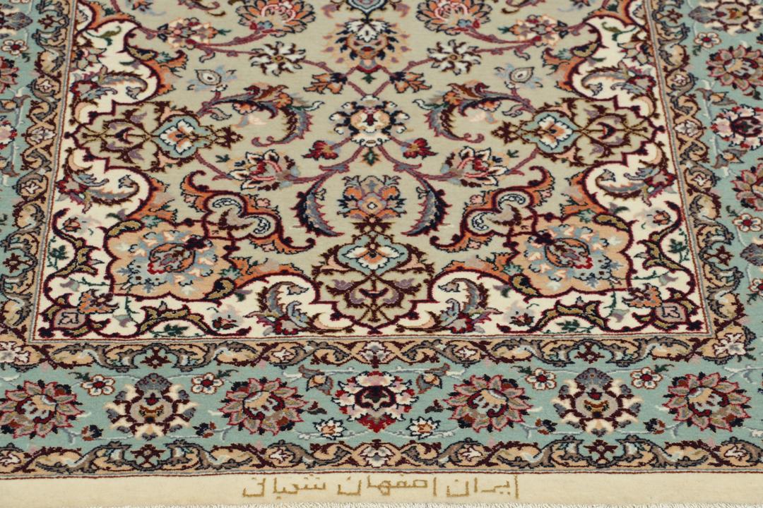 Met de hand geknoopte Isfahan loper met verfijnde bloempatronen in lichtblauw en beige