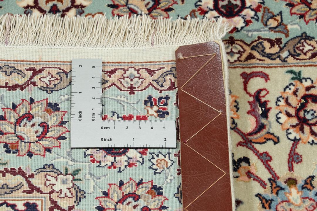 Met de hand geknoopte Isfahan loper met verfijnde bloempatronen in lichtblauw en beige