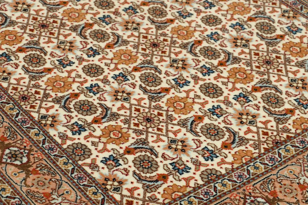 Håndknyttet Tabriz løber med indviklede blomstermønstre i beige og dæmpede røde toner fra Mellemøsten