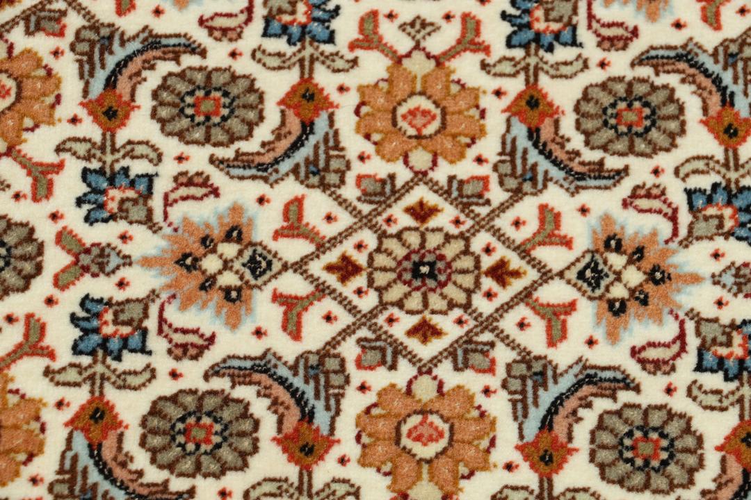 Håndknyttet Tabriz løber med indviklede blomstermønstre i beige og dæmpede røde toner fra Mellemøsten
