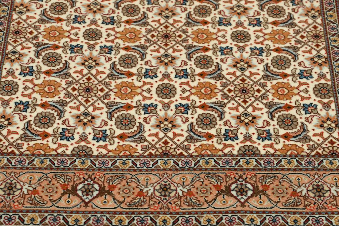Håndknyttet Tabriz løber med indviklede blomstermønstre i beige og dæmpede røde toner fra Mellemøsten