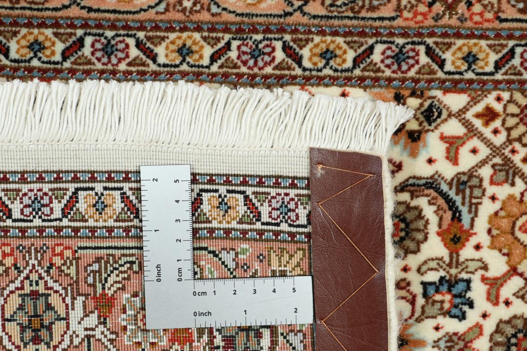 Håndknyttet Tabriz løber med indviklede blomstermønstre i beige og dæmpede røde toner fra Mellemøsten