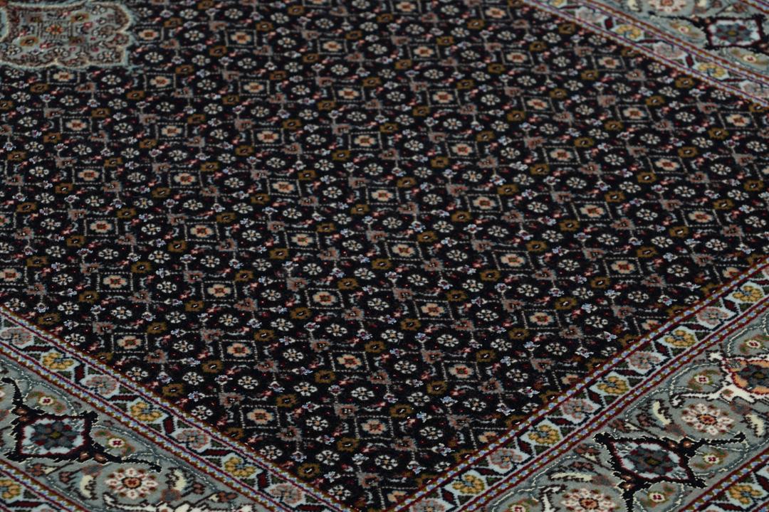 Handgeknoopte Tabriz loper met een zwart veld en een sierlijk bloemenmedaillon in de stijl van het Midden-Oosten