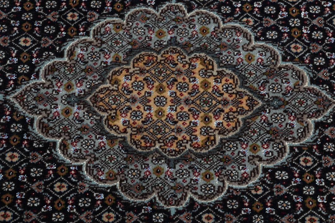 Handgeknoopte Tabriz loper met een zwart veld en een sierlijk bloemenmedaillon in de stijl van het Midden-Oosten