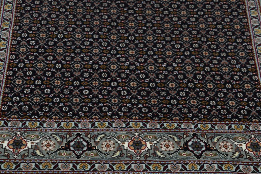 Handgeknoopte Tabriz loper met een zwart veld en een sierlijk bloemenmedaillon in de stijl van het Midden-Oosten