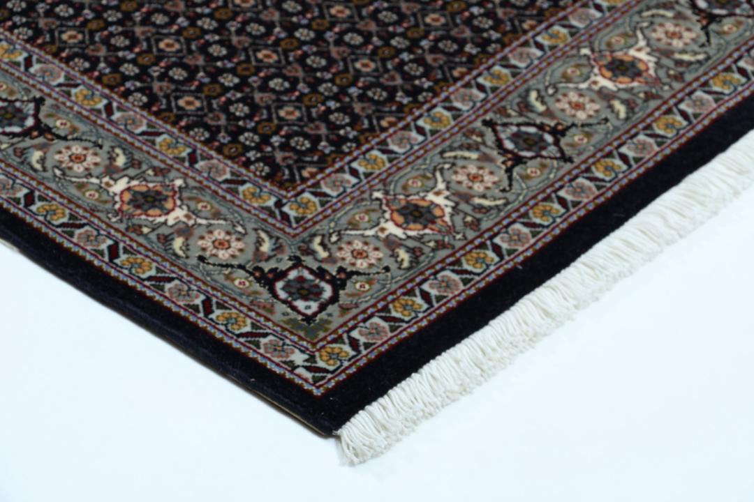 Handgeknoopte Tabriz loper met een zwart veld en een sierlijk bloemenmedaillon in de stijl van het Midden-Oosten