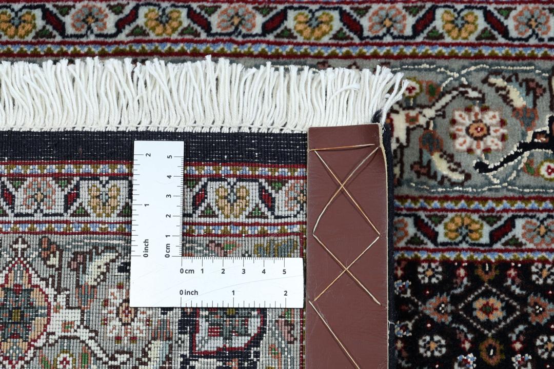 Handgeknoopte Tabriz loper met een zwart veld en een sierlijk bloemenmedaillon in de stijl van het Midden-Oosten