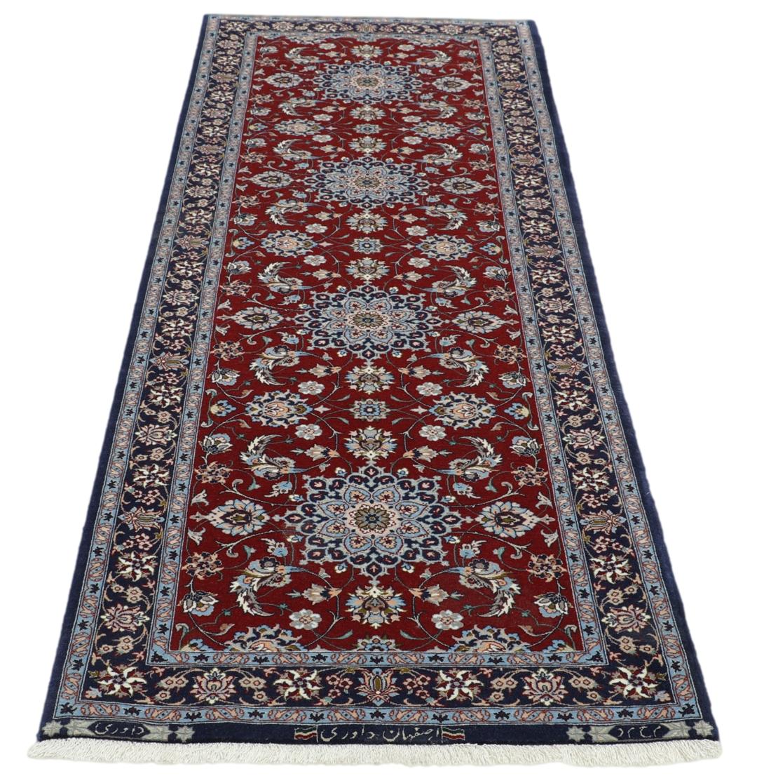 Handgeknoopte Isfahan loper met gedetailleerde bloempatronen in donkerrood en blauw
