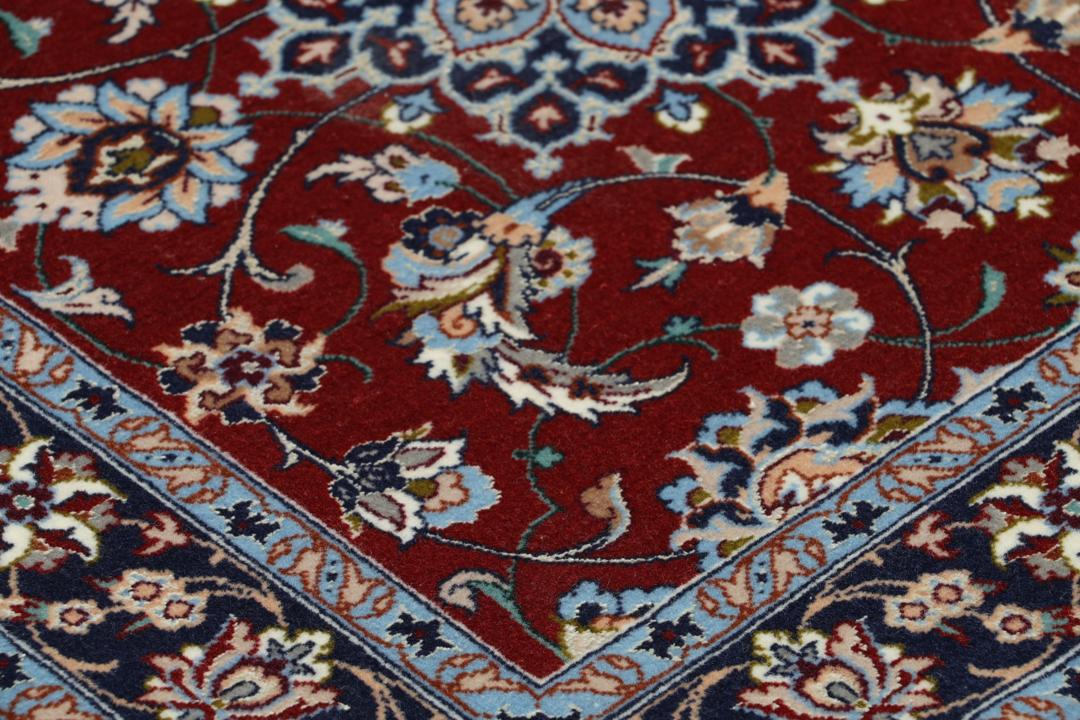 Handgeknoopte Isfahan loper met gedetailleerde bloempatronen in donkerrood en blauw