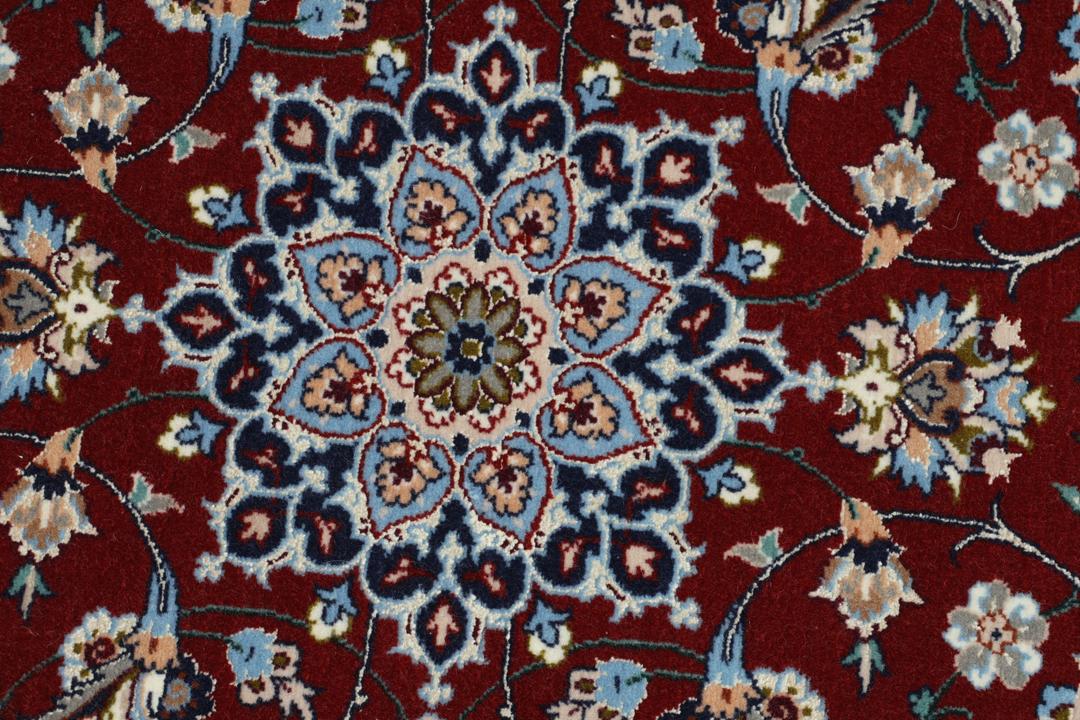Handgeknoopte Isfahan loper met gedetailleerde bloempatronen in donkerrood en blauw