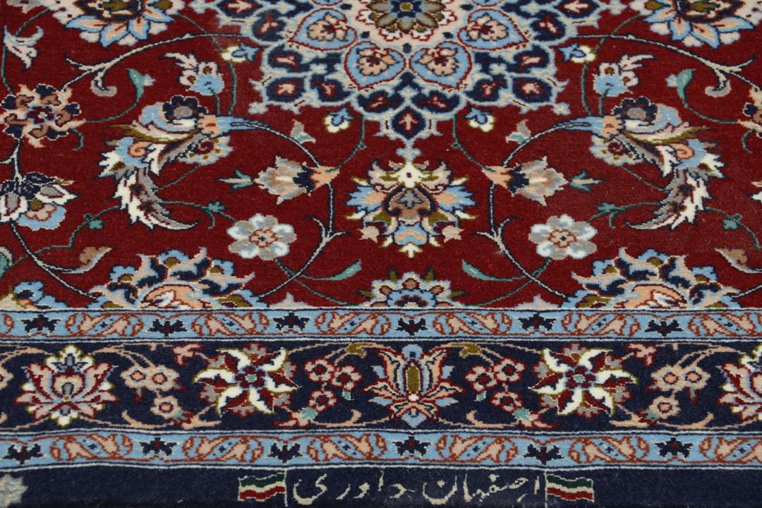 Handgeknoopte Isfahan loper met gedetailleerde bloempatronen in donkerrood en blauw