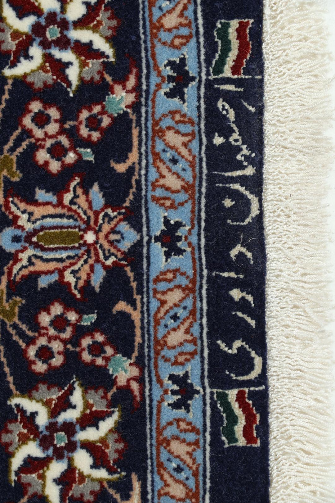 Handgeknoopte Isfahan loper met gedetailleerde bloempatronen in donkerrood en blauw