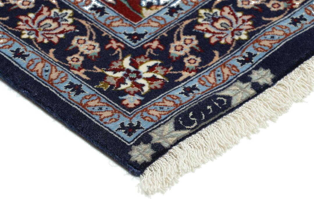 Handgeknoopte Isfahan loper met gedetailleerde bloempatronen in donkerrood en blauw