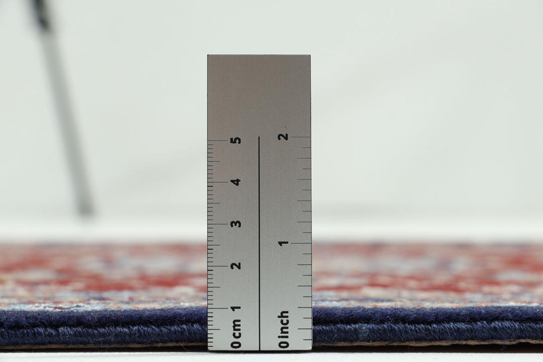 Handgeknoopte Isfahan loper met gedetailleerde bloempatronen in donkerrood en blauw