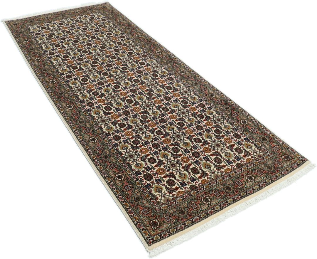 Handgeknoopte Tabriz loper met verfijnde bloemmotieven in meerkleurige tinten.